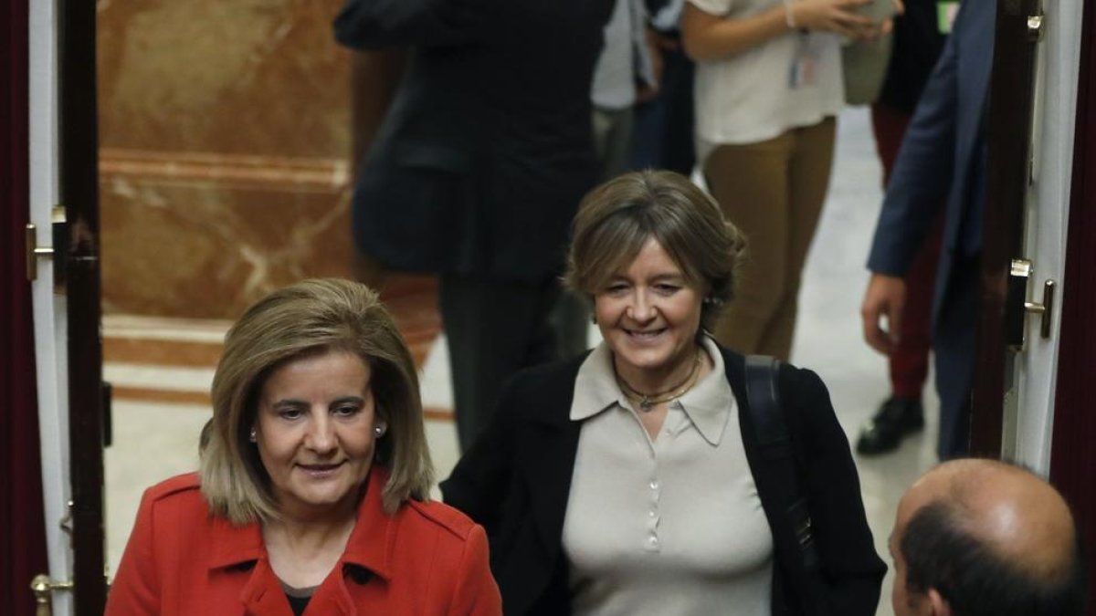 Las ministras de Empleo, Fátima Báñez, y Agricultura, Isabel García Tejerina, ayer en el Congreso.