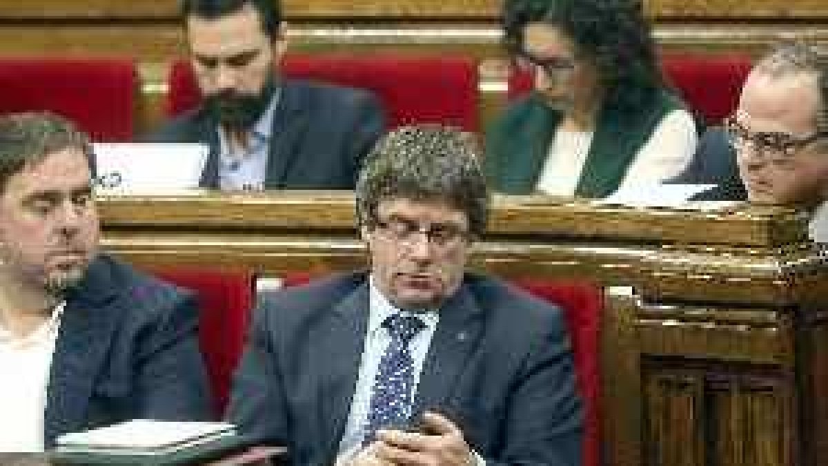 Puigdemont convoca la cumbre por el referéndum el 23 de diciembre en el Parlament