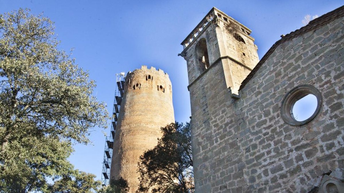 Les bastides que s’han instal·lat a la torre per poder fer els treballs de consolidació.