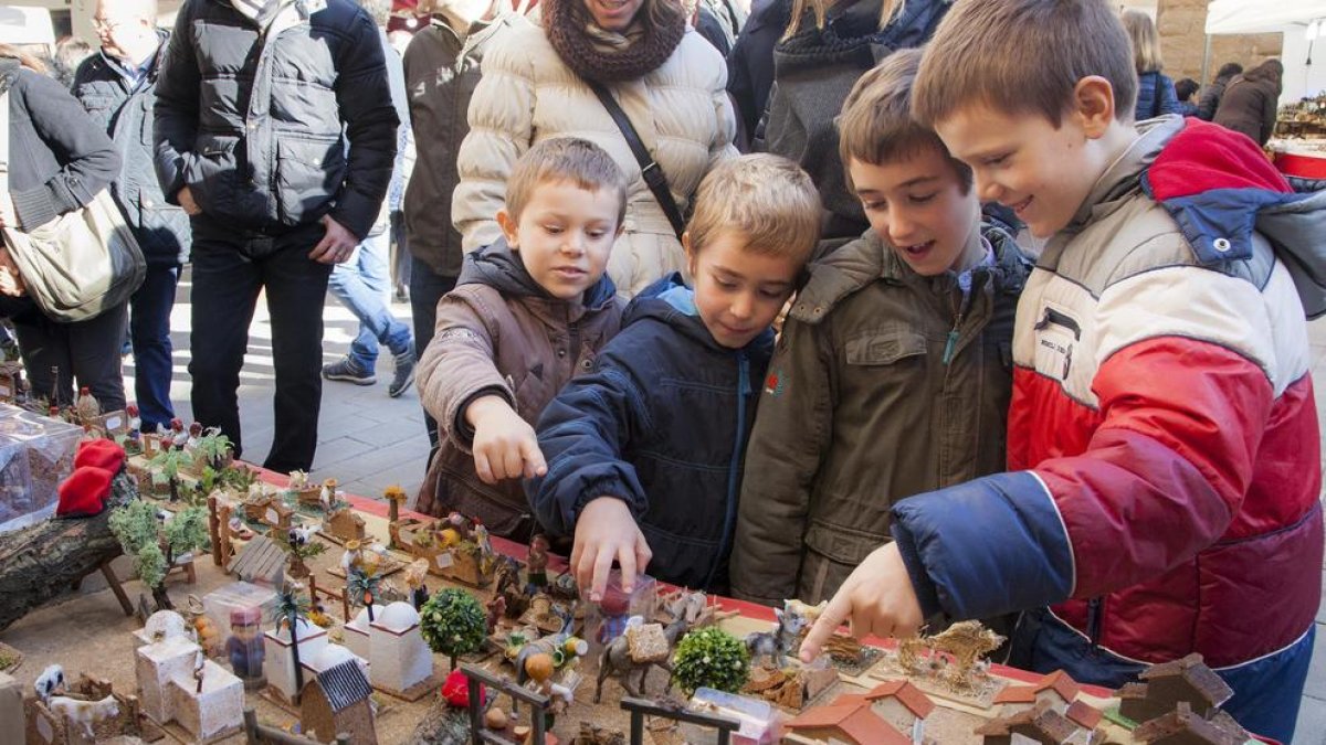 Los más pequeños disfrutaron ayer de las diferentes paradas del mercado navideño de Agramunt.