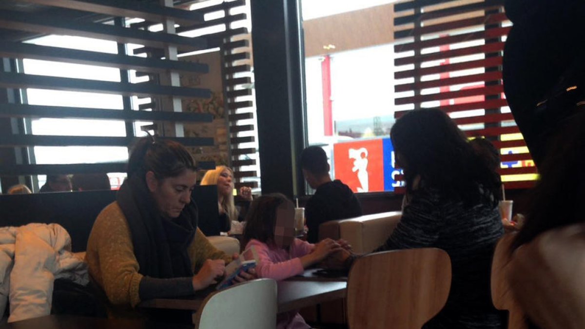 La nena, la mare i la tia van ser vistes dissabte en un restaurant de menjar ràpid de Lleida.