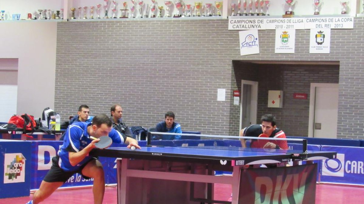 Oriol Monzó, al fons, es va endur el punt decisiu per a la victòria.