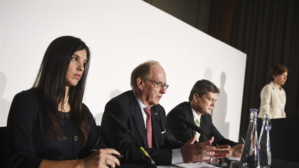 Al centre, el professor Richard McLaren, autor de l’informe, ahir durant la seua compareixença.