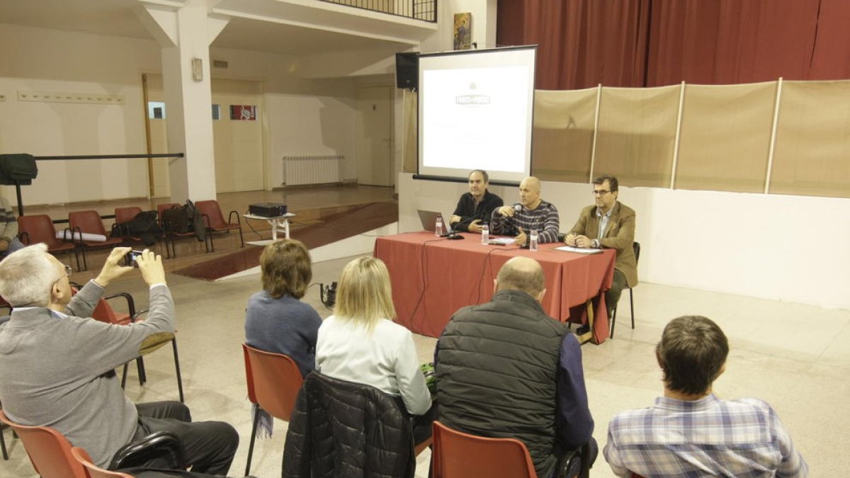El alcalde de Torrelameu, Carles Comes, junto a Josep Presseguer y Josep Lluís Trilla.