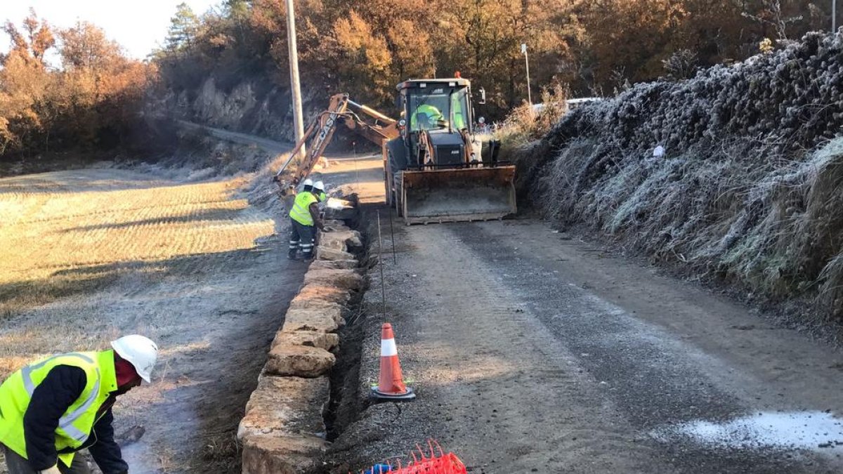 Operaris treballant aquesta setmana a Vilanova de l’Aguda.