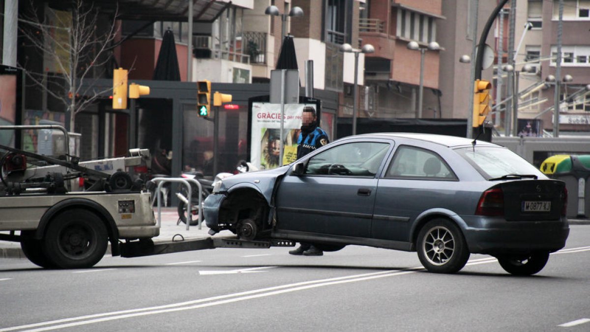 Moment en què una grua retira el vehicle.