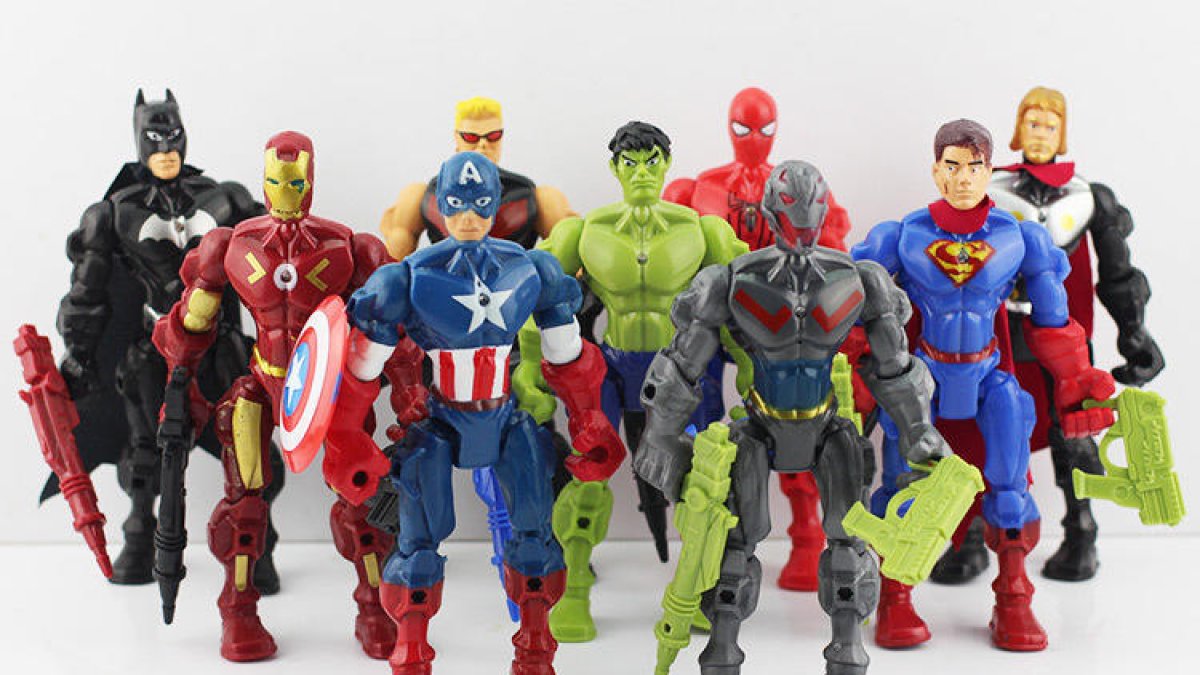 Clientes con uno de los juguetes de la temporada en un establecimiento de Cappont.