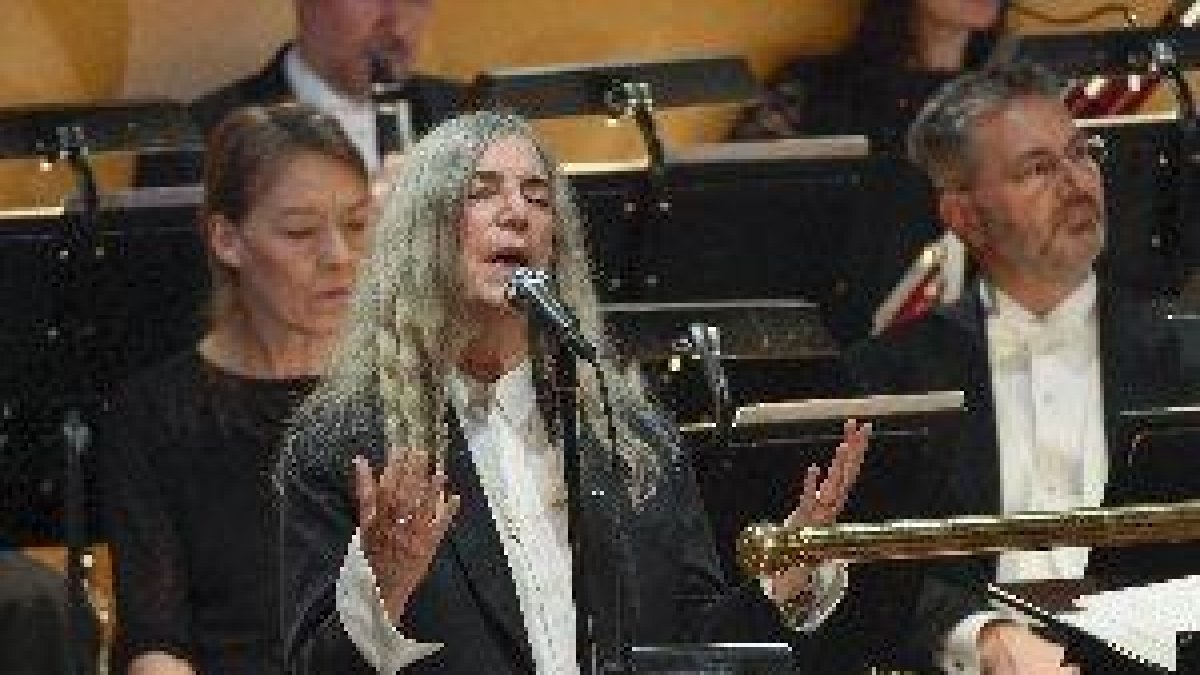L’emoció de Patti Smith humanitza la cerimònia dels Nobels
