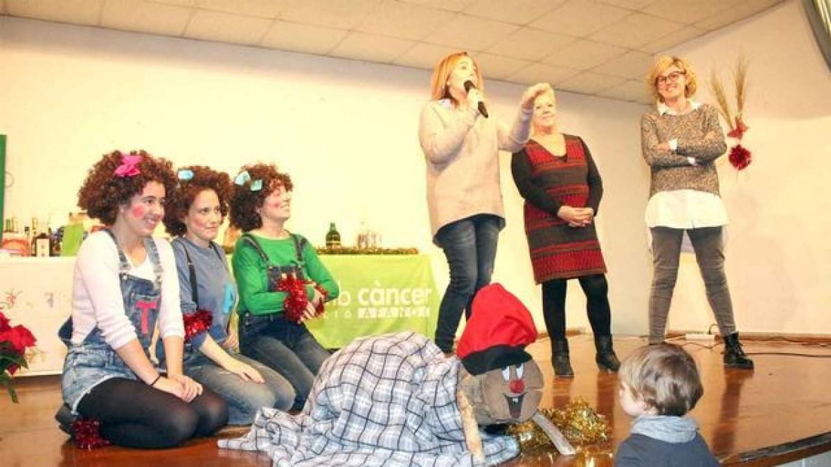 Los niños de Afanoc hacen cagar el Tió