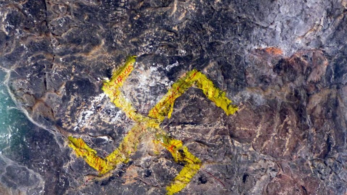 Entre les pintades que van aparèixer a la Cova del Tabac hi havia aquesta esvàstica.