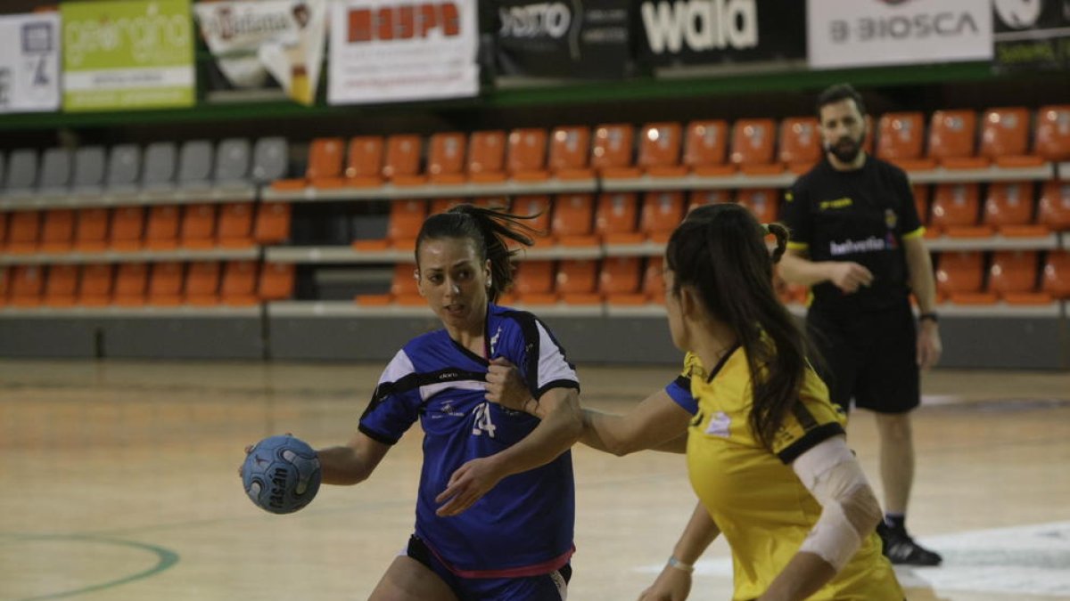 Una rival agarra de la camiseta a una jugadora de la Associació.