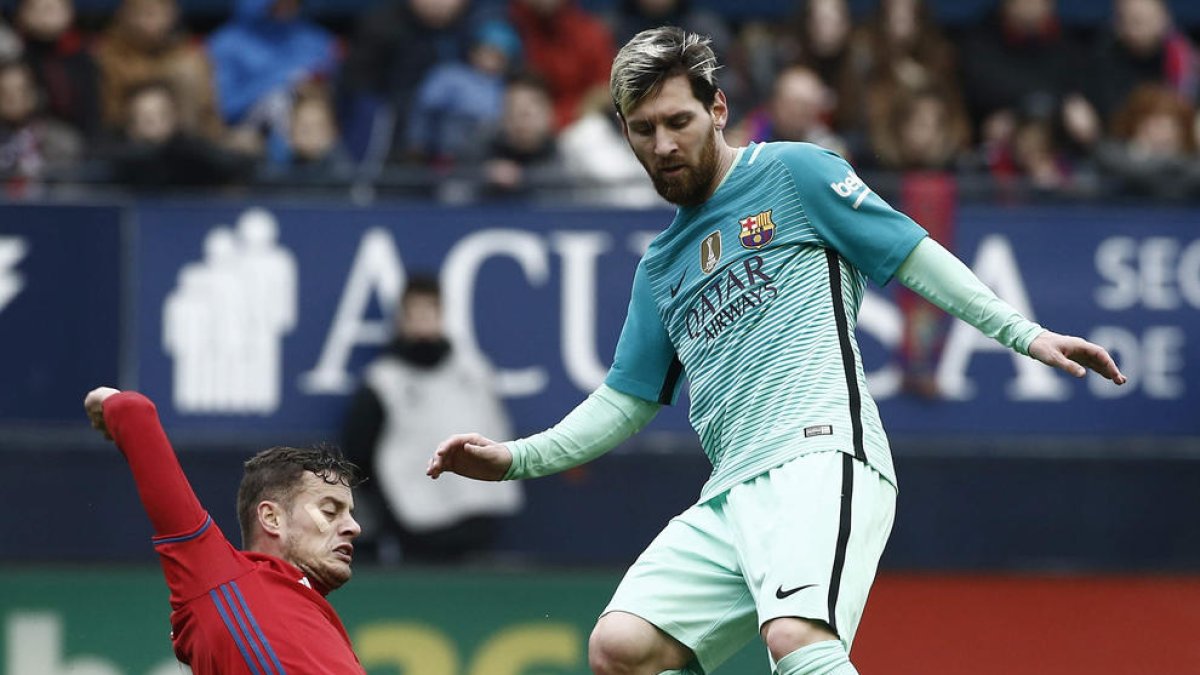 Luis Suárez celebra amb Messi i Arda Turan el primer gol blaugrana.