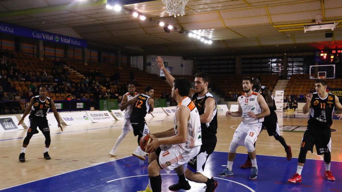 Ivan García, que va ser un malson per a la defensa lleidatana, intenta anotar davant l’oposició de Demétrio.