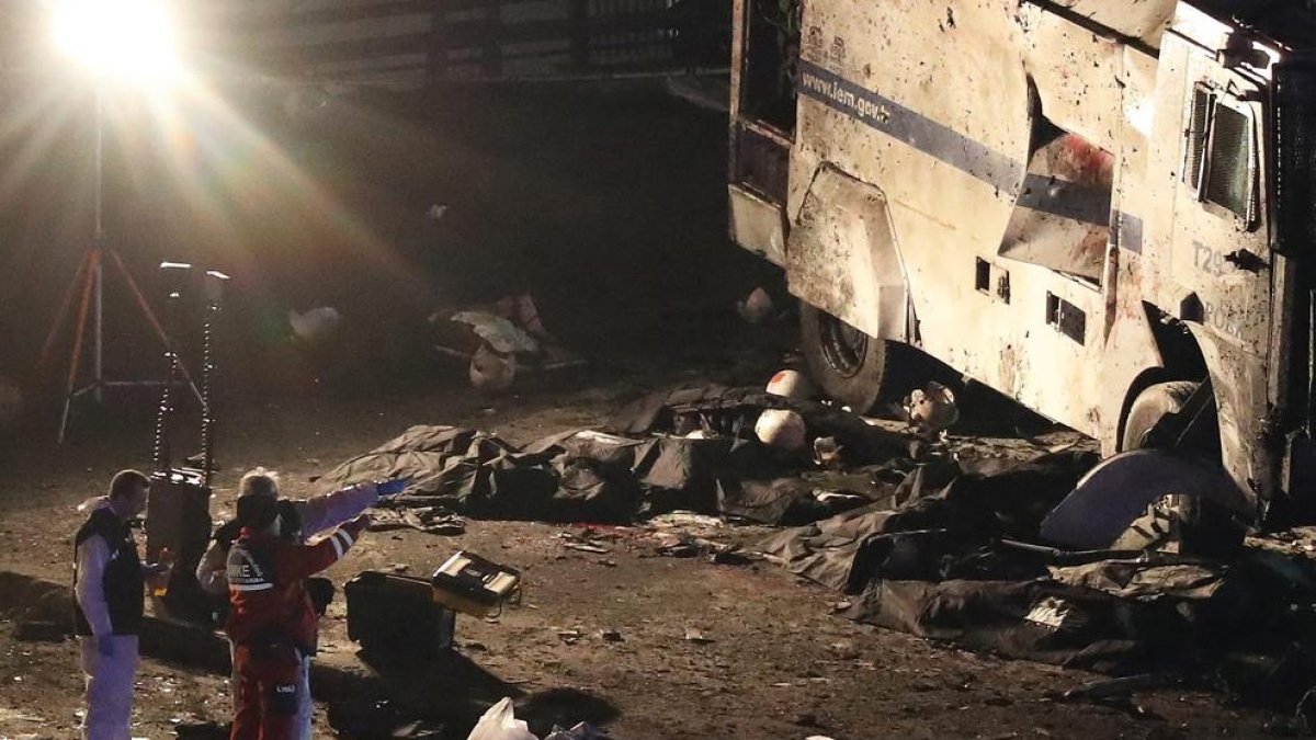 El atentado tenía como objetivo un furgón policial en las inmediaciones del estadio del Besiktas.