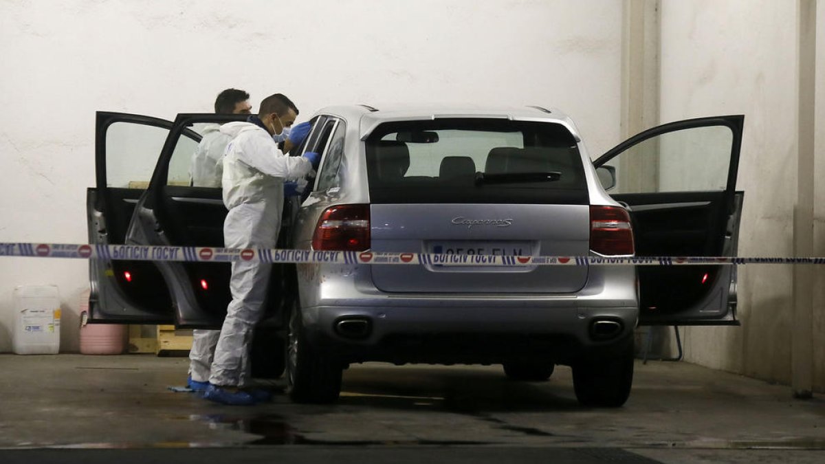 Escorcoll del vehicle on es va trobar la viuda de l’exbanquer.