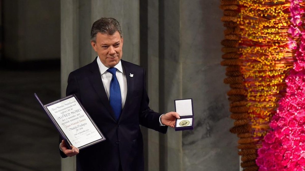 El president colombià, amb el premi i la medalla commemorativa, ahir a la capital noruega.