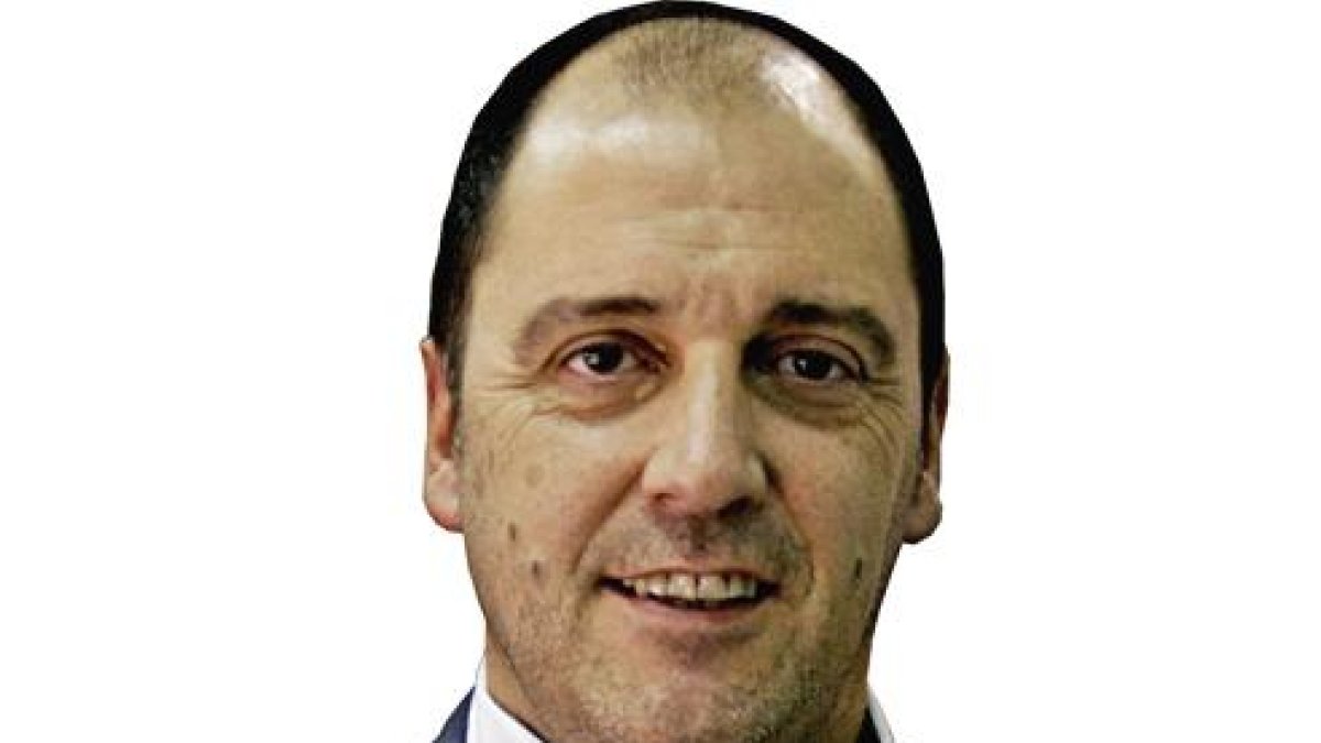 Juampi Sutina intenta frenar el avance de Hearst.