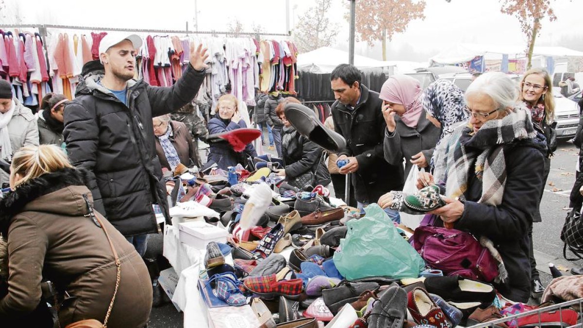 Una parada del mercat del Camp d’Esports dijous passat, més concorregut del que és habitual al coincidir en festiu.