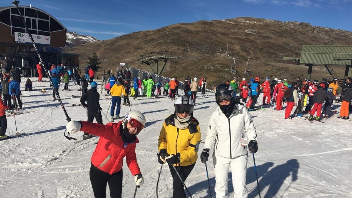 Esquiadors ahir a Baqueira, que ha obert mig centenar de pistes.