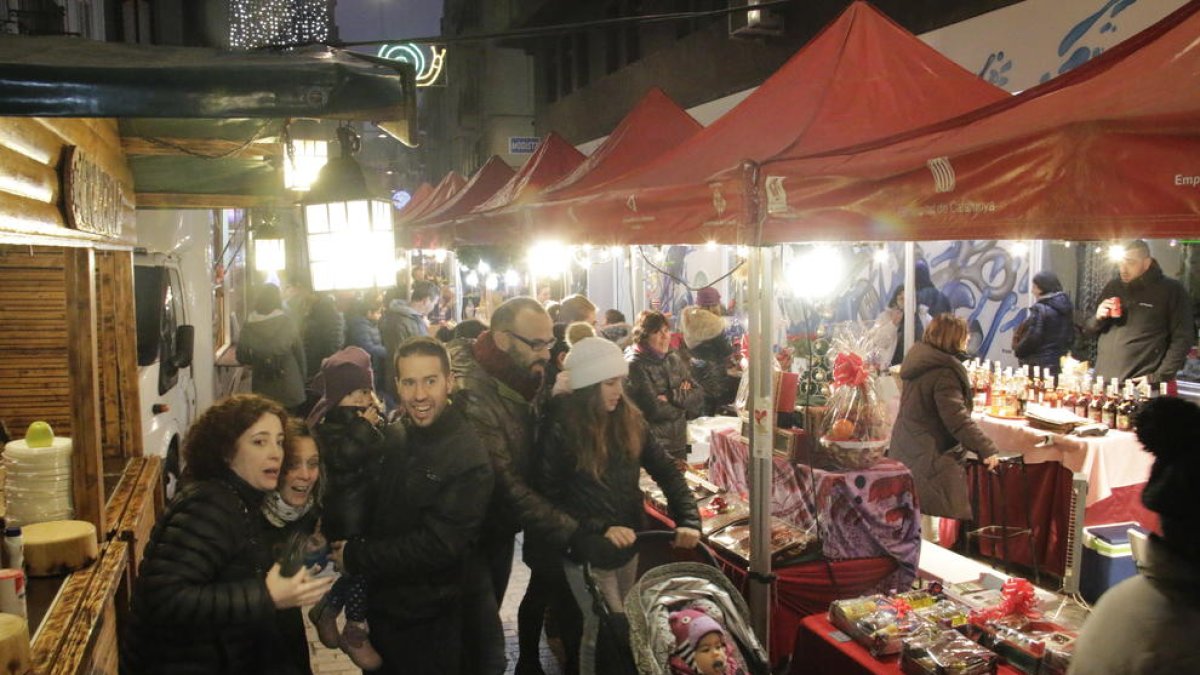 El mercat de productes artesans i de proximitat instal·lat a Cardenal Remolins.