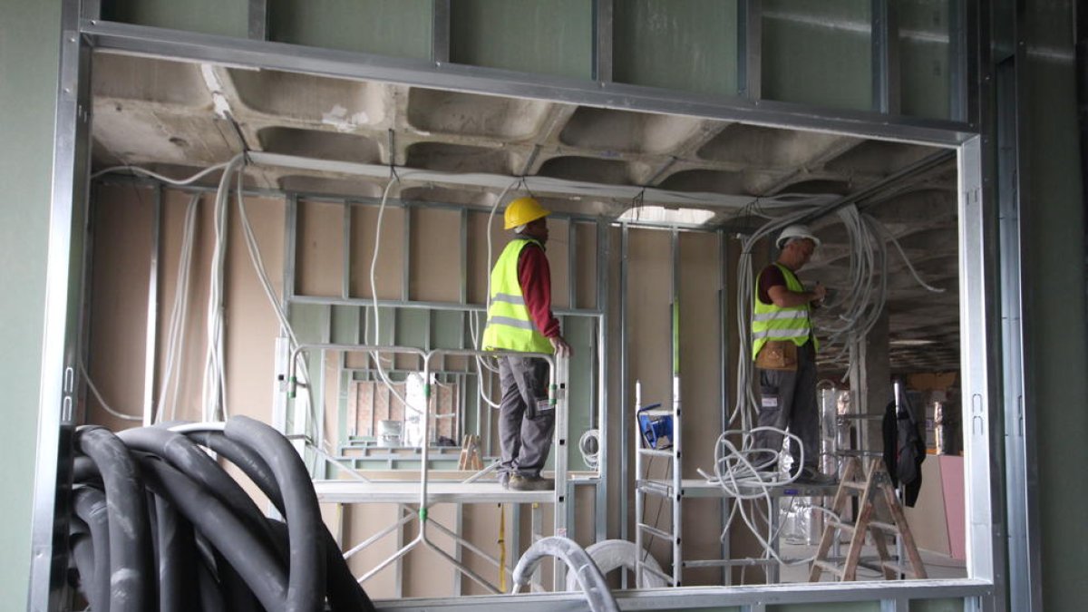 Operaris treballant el mes passat en la millora de l’UCI de l’Arnau de Vilanova.