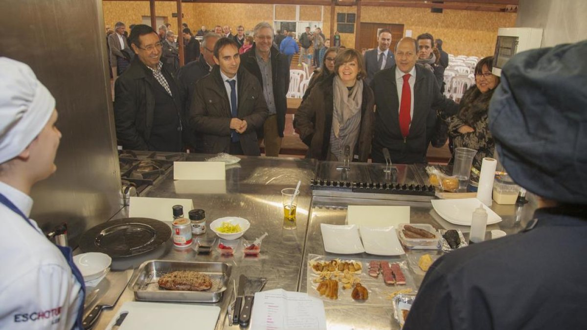 La consellera Meritxell Borràs i l’alcalde de Preixana, Jaume Pané, ahir al Mercat De Prop.