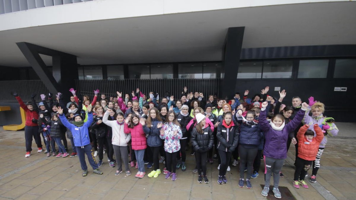 Els participants, ahir moments abans de començar la caminada a favor de ‘La Marató’.