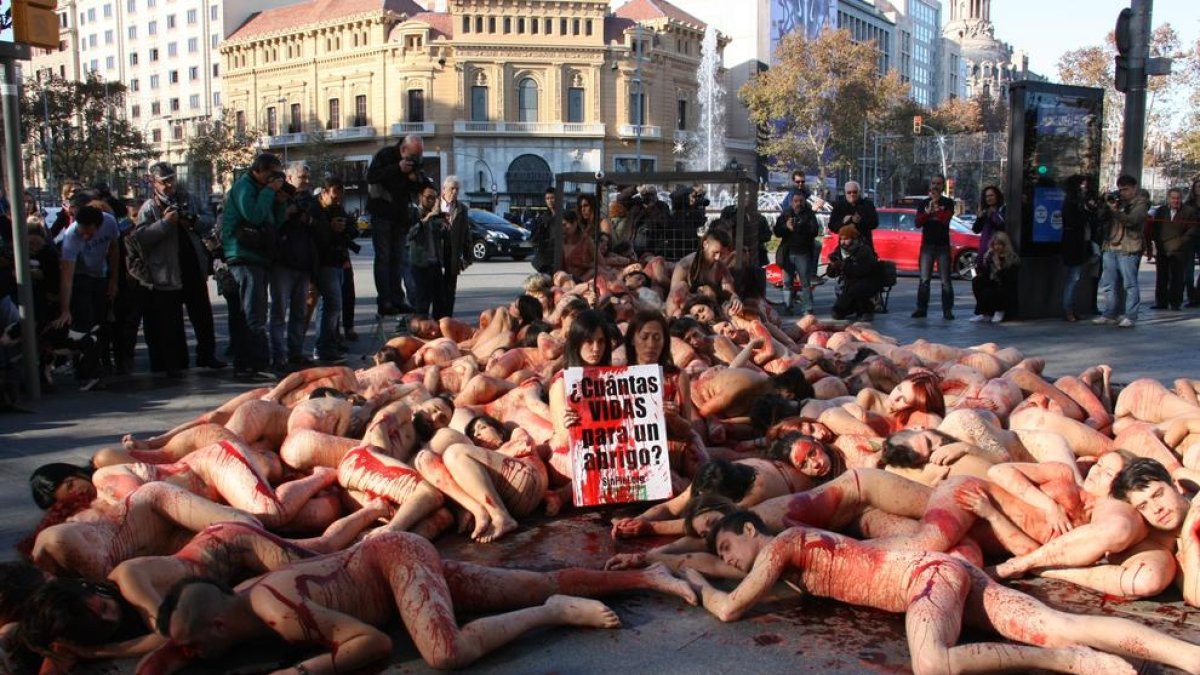 Participants a la protesta d’ahir contra el sacrifici d’animals per comerciar amb la pell.