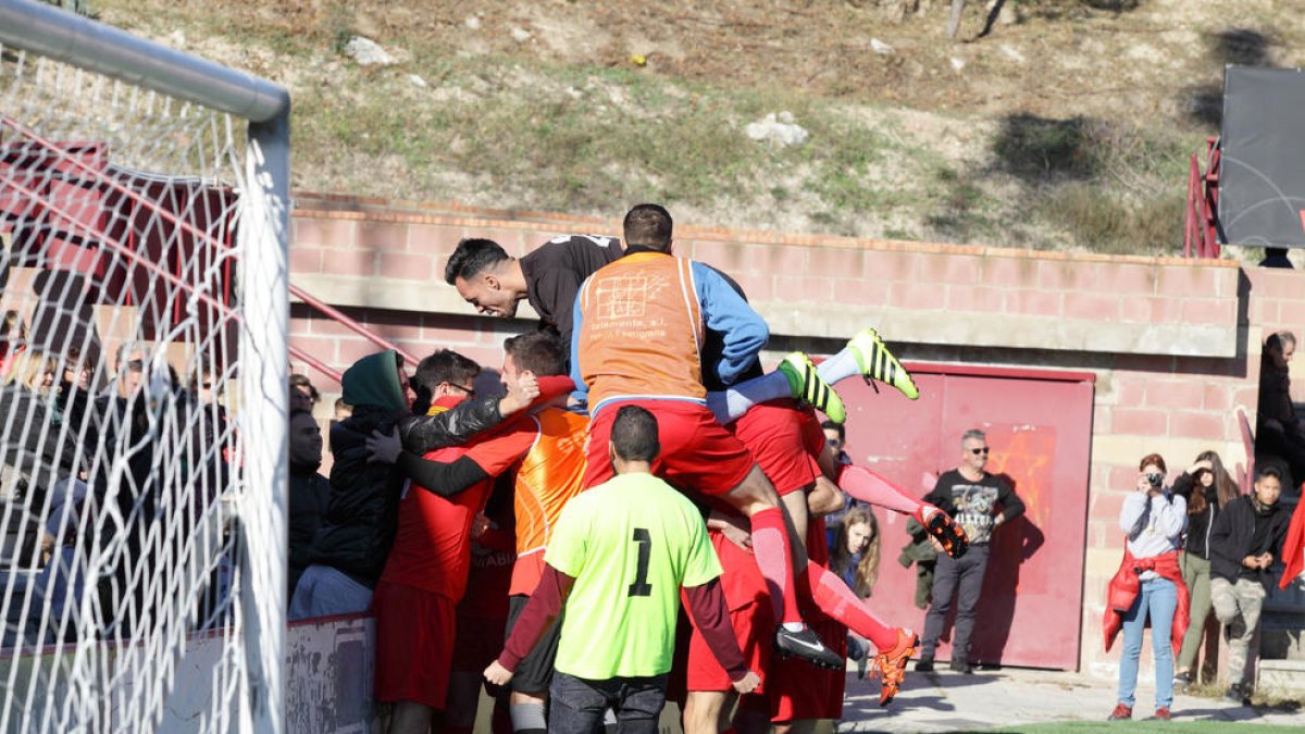 L’expedició de l’Alpicat va celebrar amb joia el gol que li donava l’empat en el temps afegit.