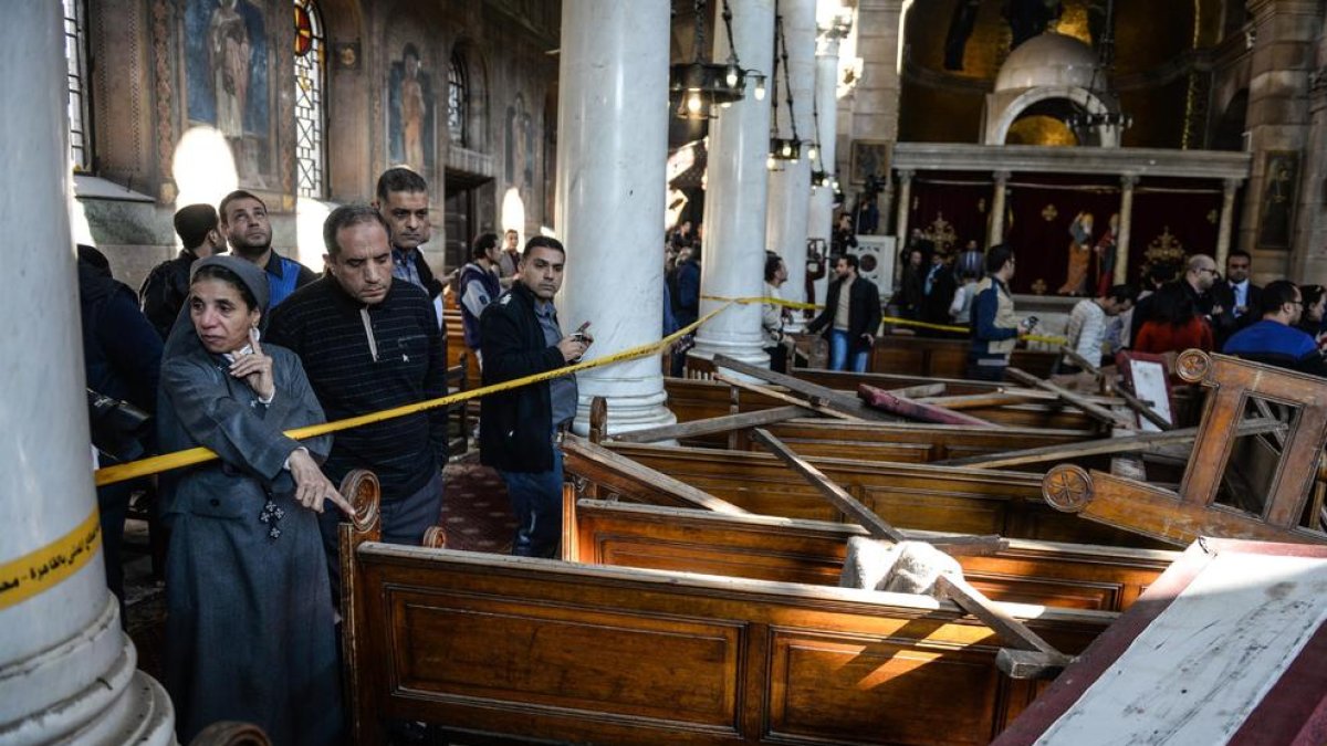 L’interior de la catedral copta del Caire, on un atemptat es va saldar amb 25 víctimes mortals.