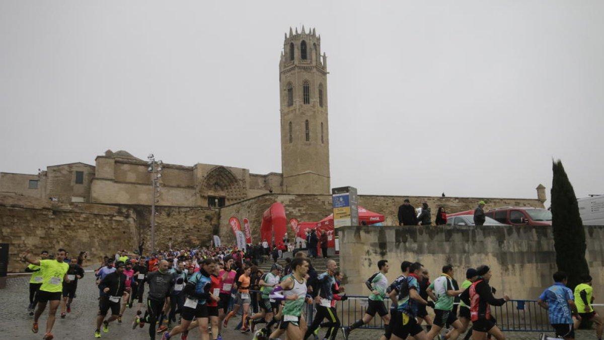 La plaça de la Sardana va ser el punt de partida i la línia de meta de la 36a edició de la Pujada a la Seu Vella.