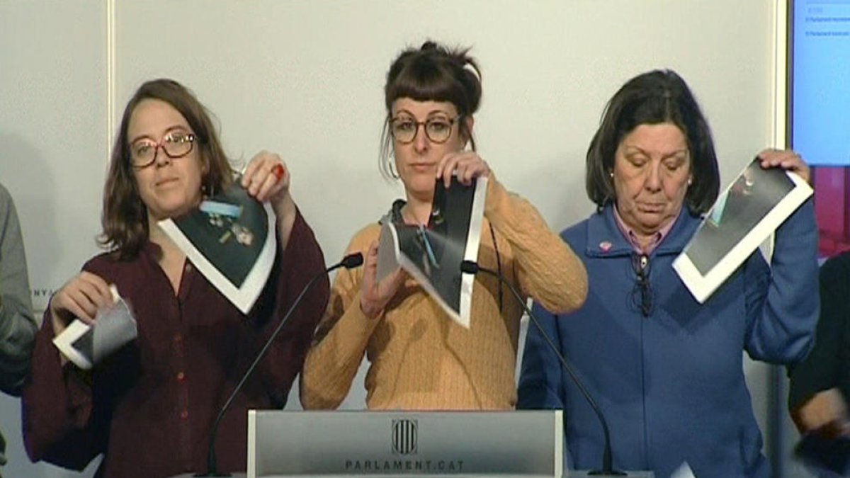 Diputats de la CUP trenquen fotos del rei en una roda de premsa