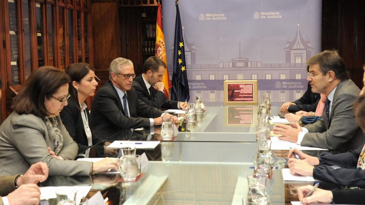 Anna González enfrente de Rafael Catalá durante la reunión que mantuvieron ayer en el ministerio.
