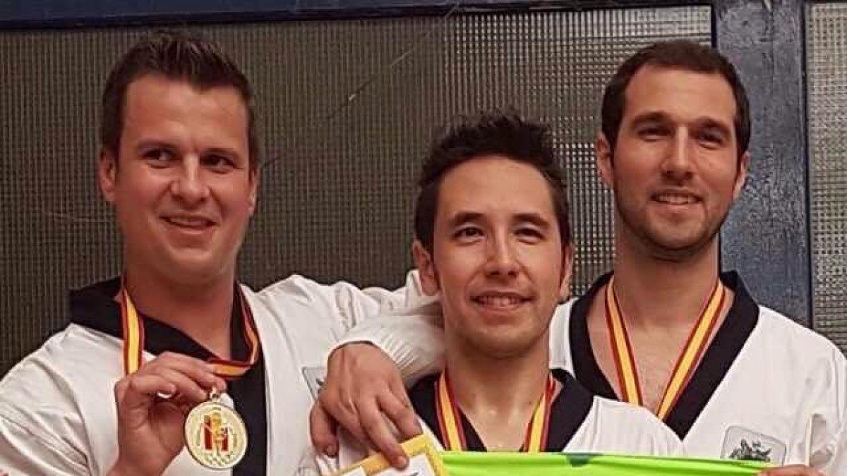 Los tres taekwondistas del Do San Lee, con Joel Lee en el centro.