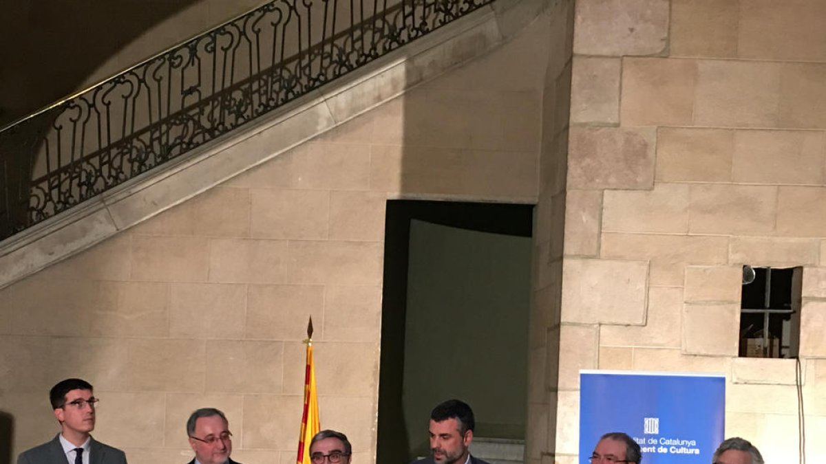 Antoni Postius, Jusèp Boya, Àngel Ros, Santi Vila, Joan Reñé y Josep Borrell ayer, durante el acto de firma del acuerdo de financiación.