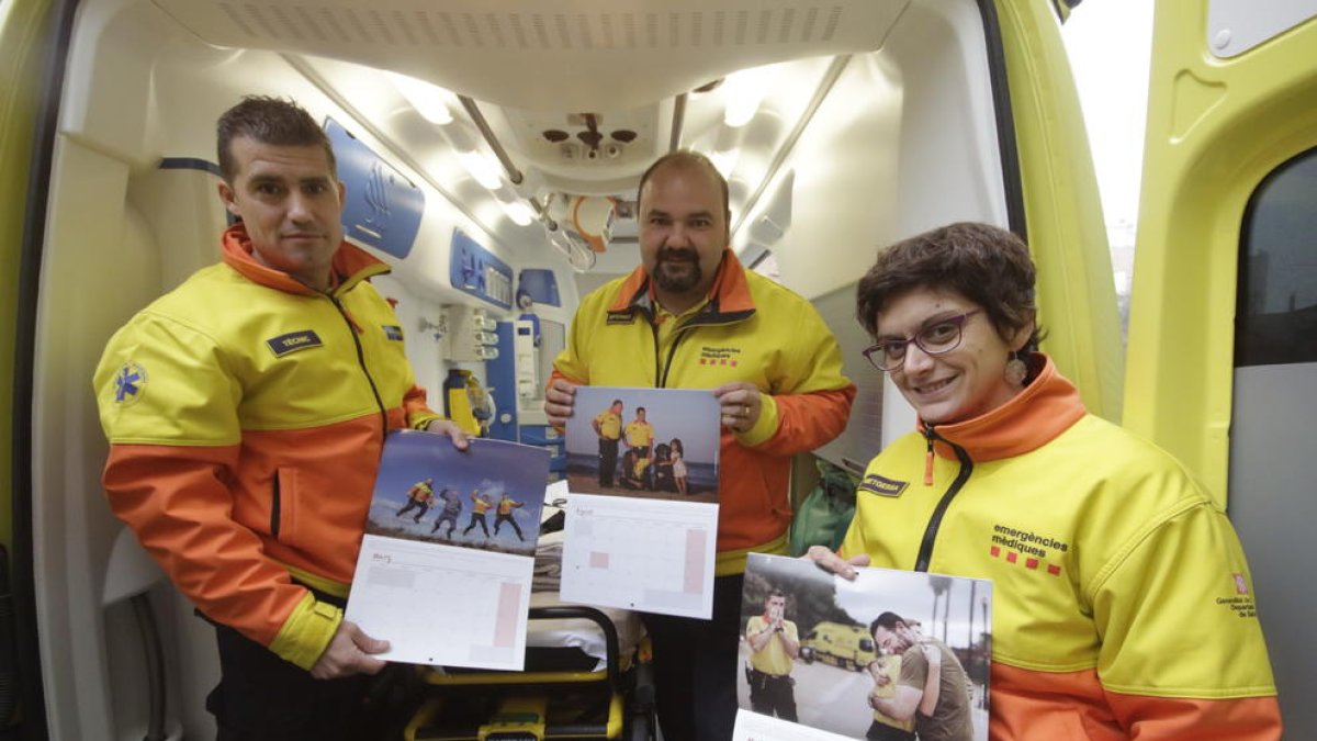 L’equip del SEM de les Borges, Albert, José Ramón i Alba, ahir amb exemplars del calendari.