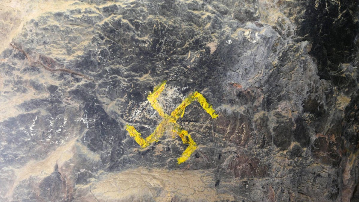 Una esvàstica que va aparèixer pintada a les parets de la cova.