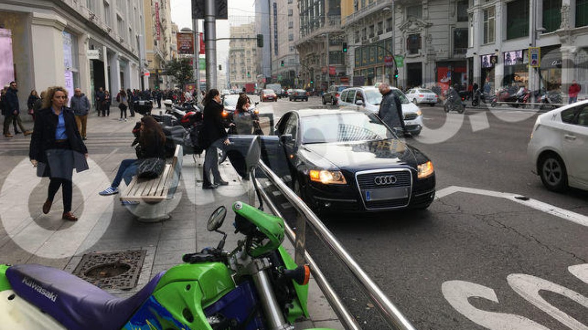Santamaría en el momento en que se sube al coche oficial.