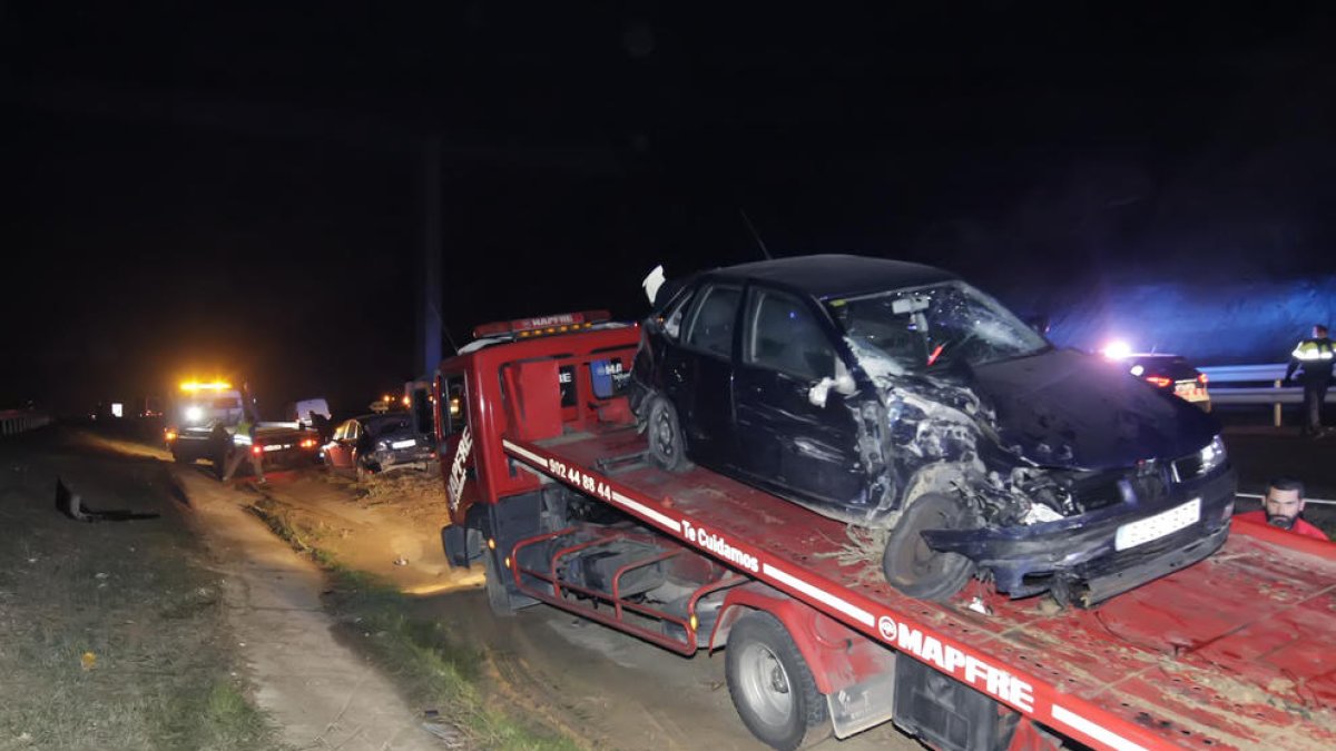 La col·lisió amb un senglar va provocar que aquest turisme bolqués ahir a la nit a l’N-240 a Torregrossa.