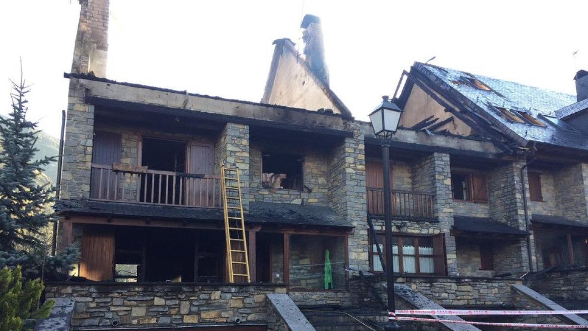 Imagen tomada ayer en la que se pueden ver los destrozos causados en dos de las viviendas.