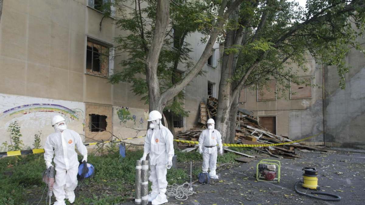 Imatge d’arxiu d’operaris retirant amiant a la seu de Magisteri de Lleida.