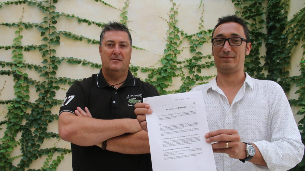 Alcalà, presidente de Asbovoca, junto al abogado Eduard Aguayo.