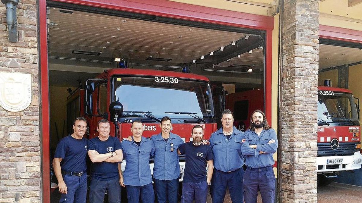 Algunos de los bomberos que ayer hicieron guardia en El Pont de Suert.
