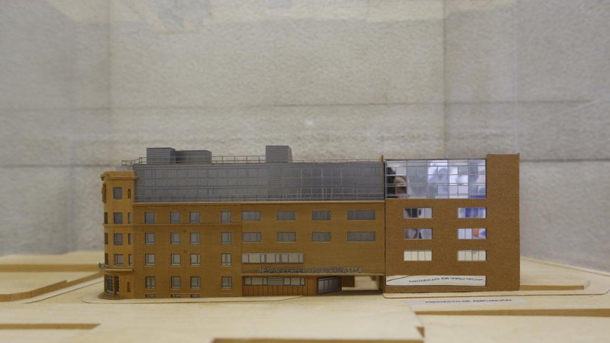 Vista de la maqueta de la nueva clínica Perpetuo Socorro, con el área ampliada a la derecha.