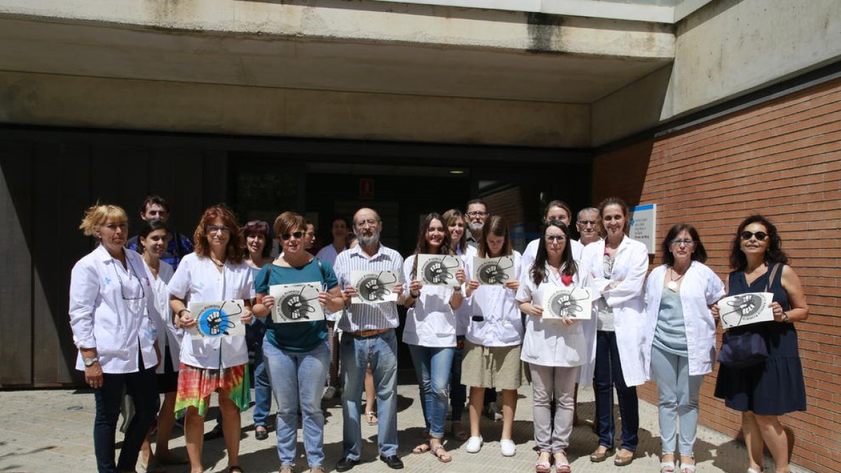 Una vintena de professionals del CAP Primer de Maig es van concentrar per exigir més recursos.