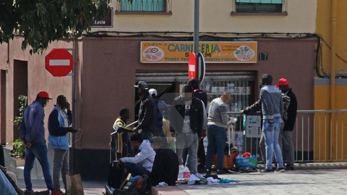 Veïns del Centre Històric denuncien la presència de 'manters' a la plaça del Dipòsit