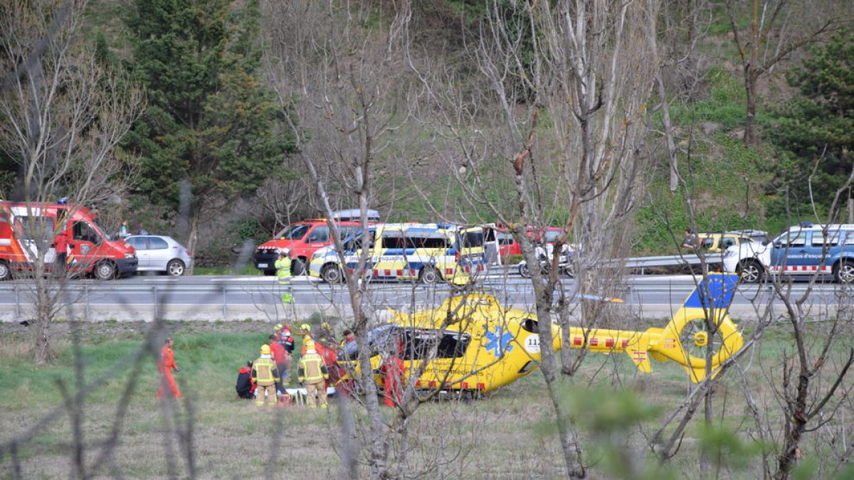Un dels helicòpters traslladats ahir a les Valls de Valira, que van evacuar a l’Arnau i el Parc Taulí de Sabadell les dos nenes.