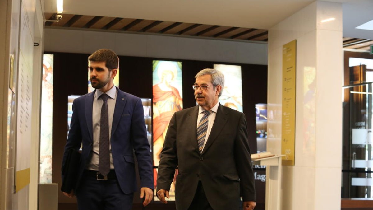 El portaveu de l’Església d’Aragó i l’advocat del bisbat oscenc, ahir a Barbastre.