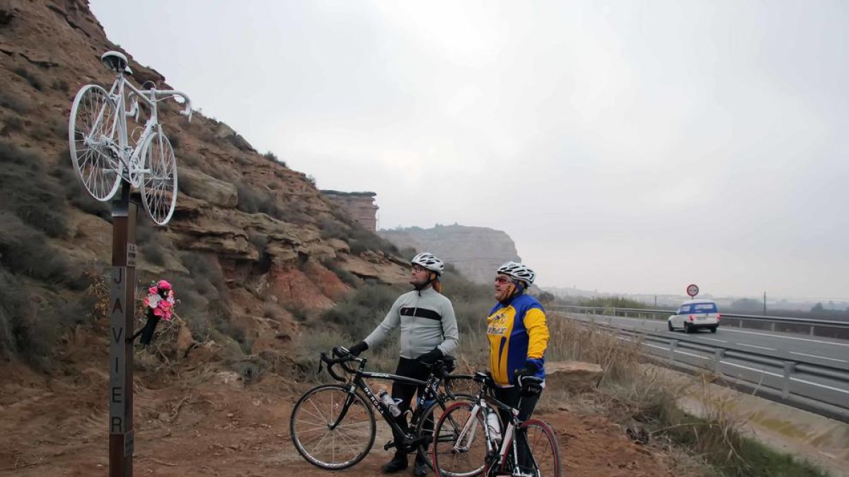 Imagen del monumento del Club Ciclista de Seròs a sus compañeros fallecidos en el punto del atropello.