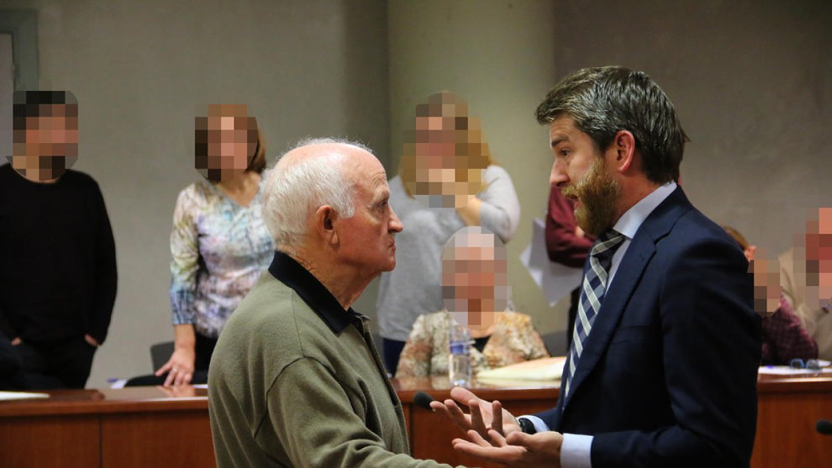 El acusado y su abogado durante el juicio en la Audiencia.